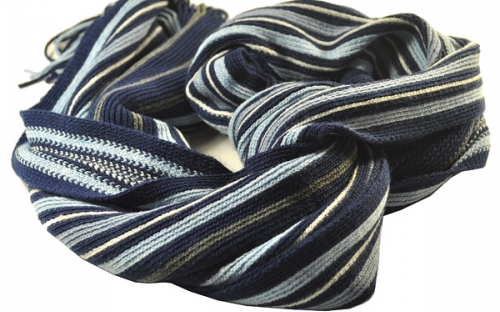 Синий мужской шарф со светлыми полосками