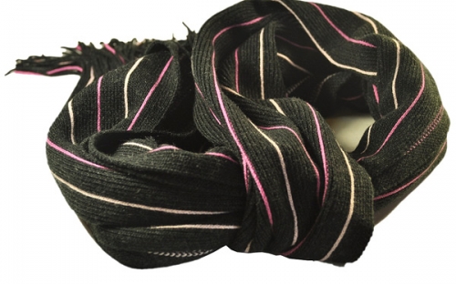 Черный мужской шарф с розовыми линиями