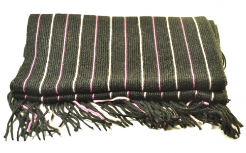 Черный мужской шарф с розовыми линиями
