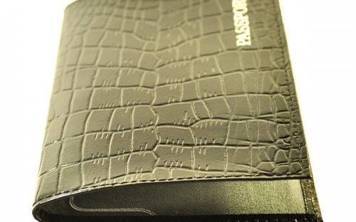 Черная обложка для паспорта под крокодиловую кожу